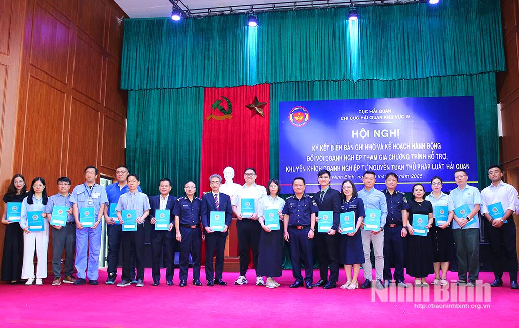 Lãnh đạo Chi cục Hải quan khu vực IV và đại diện doanh nghiệp tham gia ký kết.