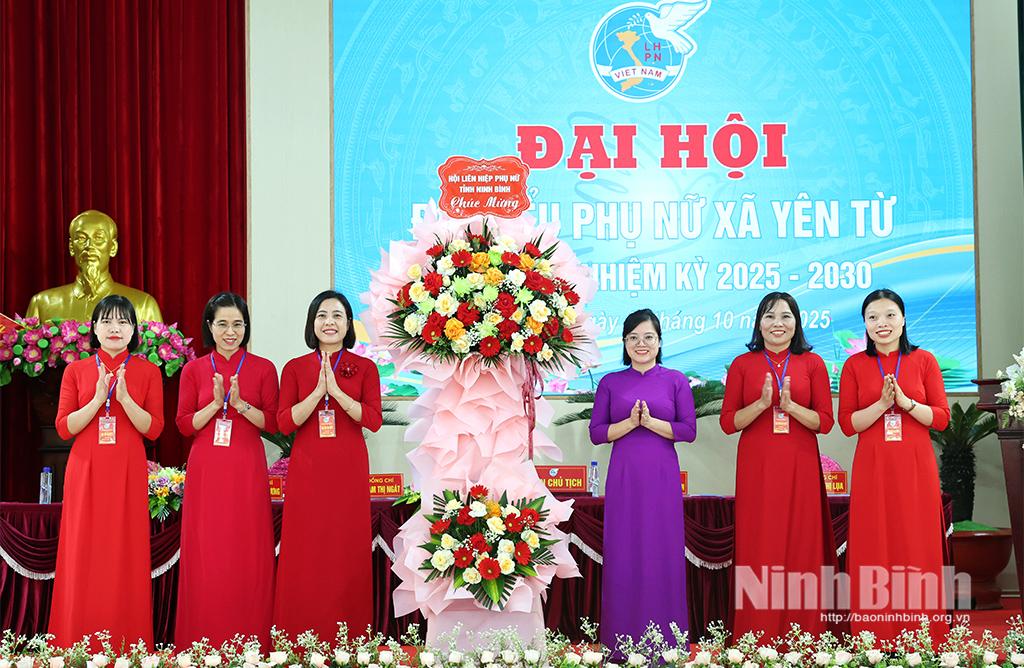 Lãnh đạo Hội LHPN tỉnh tặng hoa chúc mừng Đại hội.