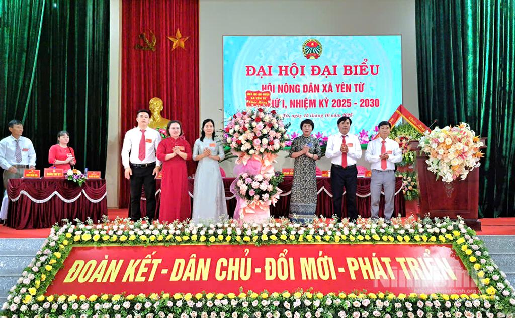 Lãnh đạo xã Yên Từ tặng hoa chúc mừng Đại hội đại biểu Hội Nông dân xã, lần thứ I, nhiệm kỳ 2025-2030.