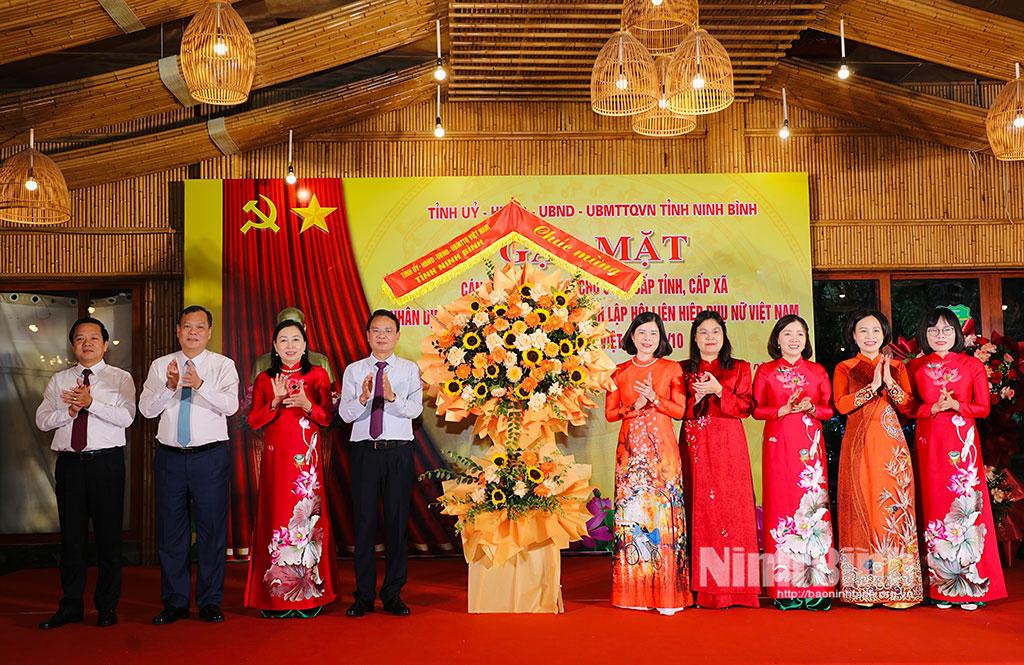 Các đồng chí Thường trực Tỉnh uỷ tặng hoa chúc mừng các nữ lãnh đạo chủ chốt nhân Ngày Phụ nữ Việt Nam 20/10.