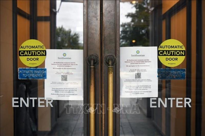 Thông báo đóng cửa tạm thời tại Bảo tàng Lịch sử Tự nhiên Quốc gia ở Washington, D.C., Mỹ, ngày 12/10/2025. (Ảnh: THX/TTXVN)