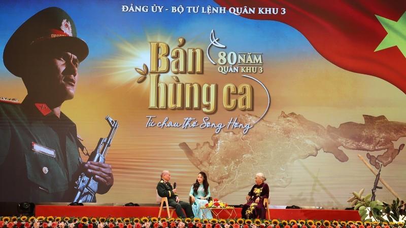 Thượng tướng Nguyễn Thế Trị và Anh hùng lực lượng vũ trang Nhân dân Trương Thị Tám phát biểu giao lưu với cán bộ, chiến sĩ lực lượng vũ trang Quân khu 3.