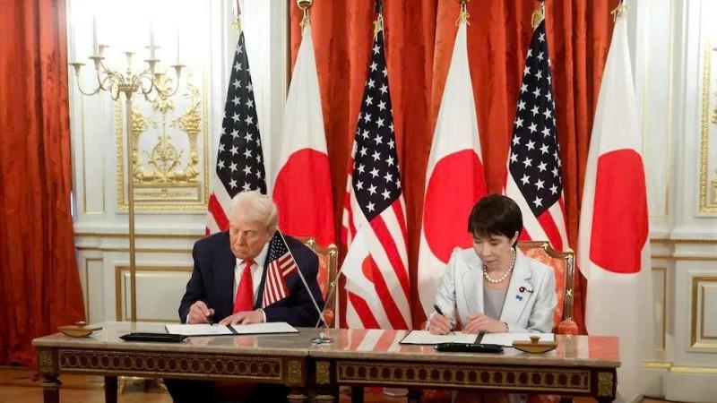 Tổng thống Mỹ Donald Trump và Thủ tướng Nhật Bản Takaichi Sanae ký văn kiện hợp tác tại Tokyo.