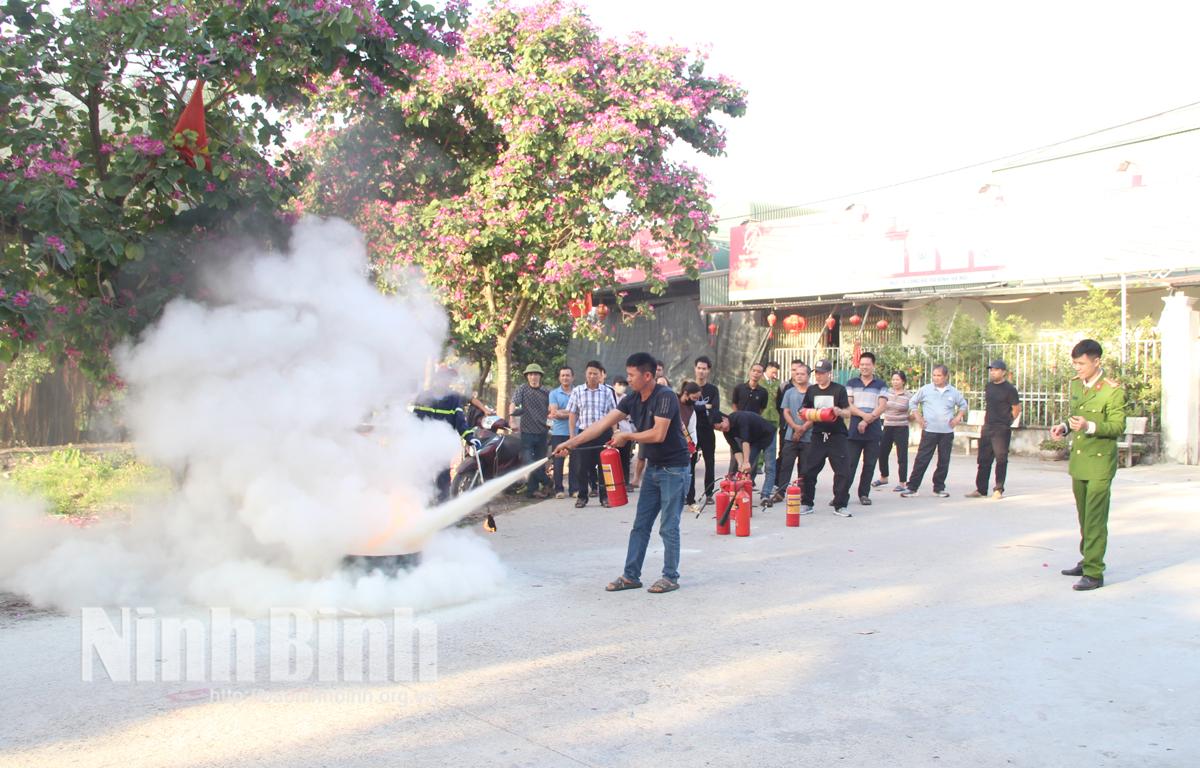 Các học viên tham gia tập huấn kỹ năng sử dụng phương tiện chữa cháy ban đầu.