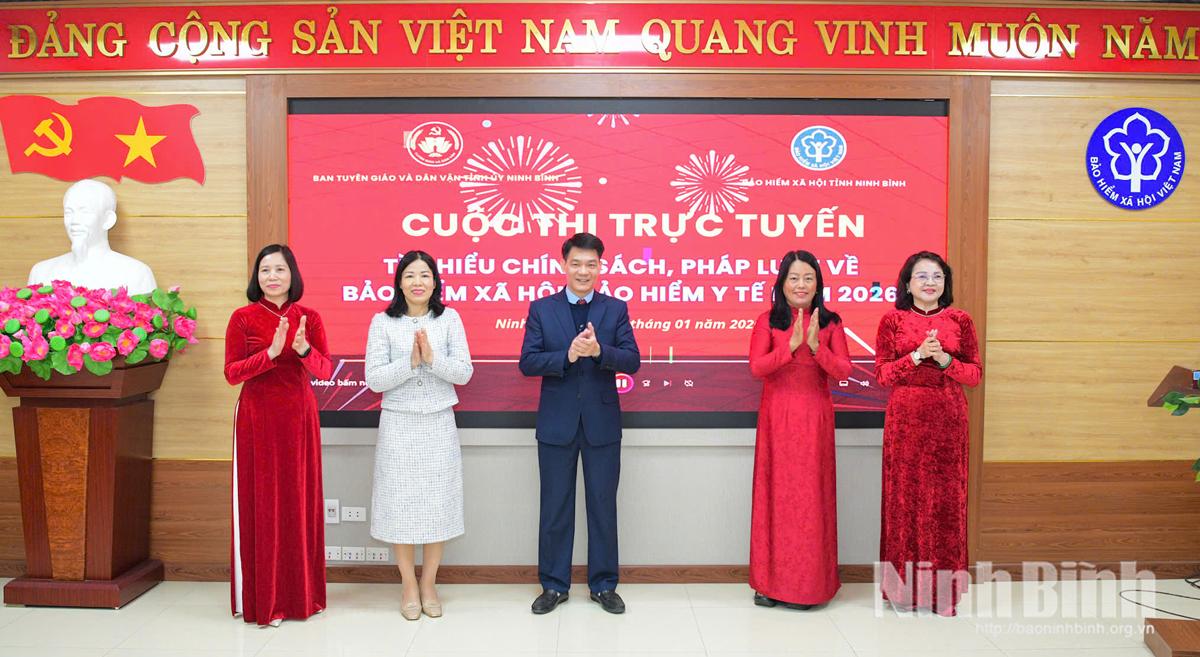 Đồng chí Nguyễn Đức Toàn, Ủy viên Ban Thường vụ Tỉnh ủy, Trưởng Ban Tuyên giáo và Dân vận Tỉnh ủy cùng các đại biểu phát động Cuộc thi trực tuyến tìm hiểu chính sách, pháp luật về bảo hiểm xã hội, bảo hiểm y tế năm 2026.