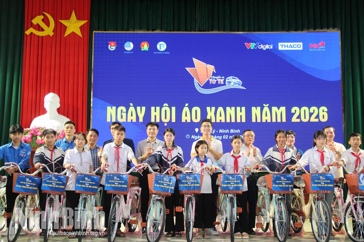 Đại diện Ban Tổ chức và các nhà tài trợ trao tặng xe đạp cho các em học sinh có hoàn cảnh khó khăn trên địa bàn xã Bắc Lý.