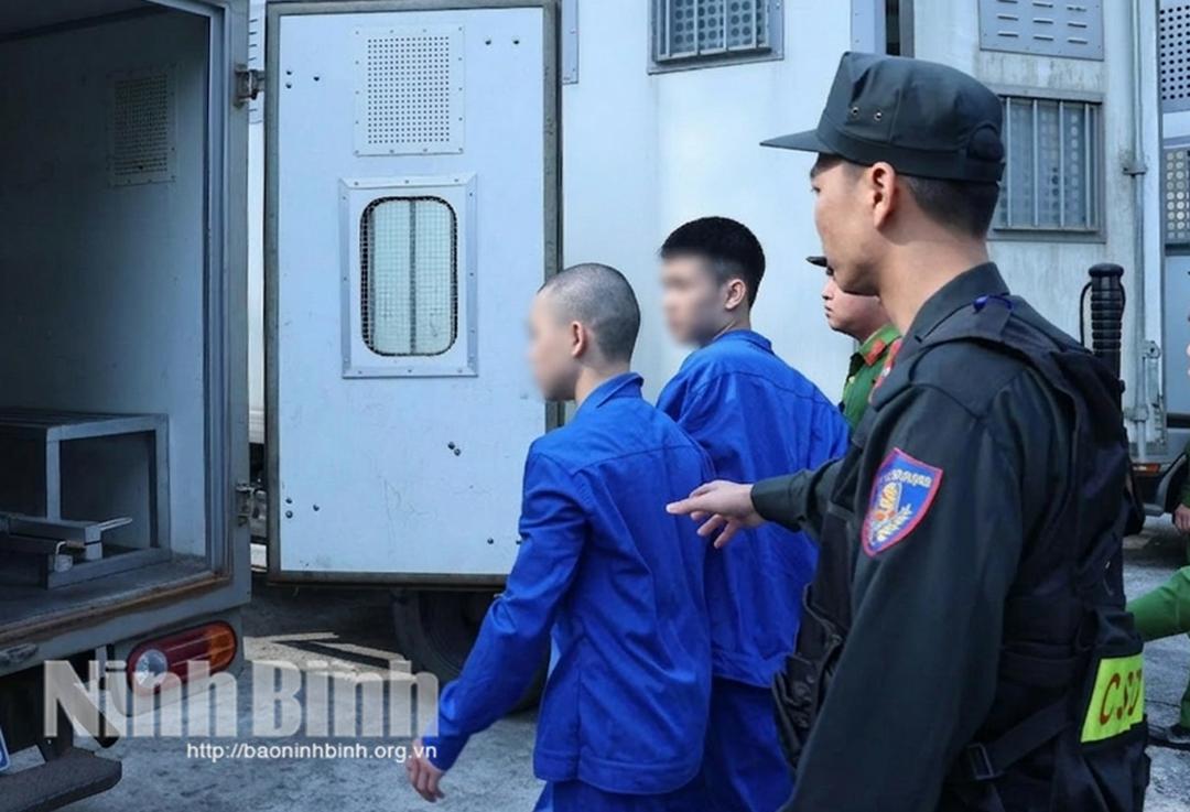 Lực lượng chức năng áp giải các bị cáo thi hành bản án phạt tù theo quyết định của Tòa án.