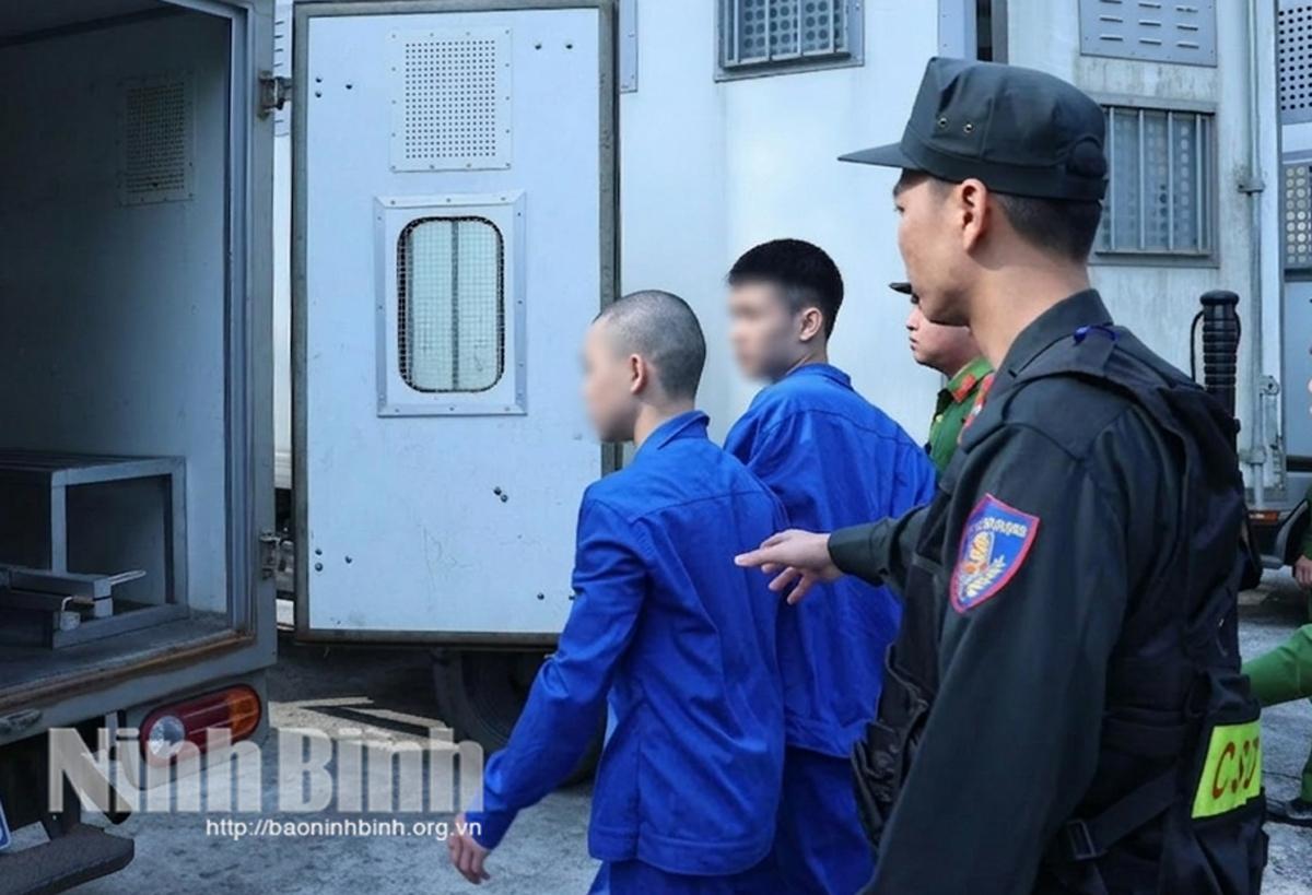 Lực lượng chức năng áp giải các bị cáo thi hành bản án phạt tù theo quyết định của Tòa án.