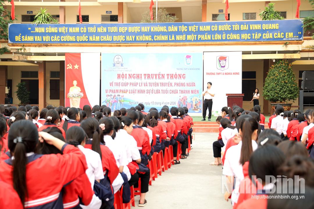 Cán bộ Trung tâm Trợ giúp pháp lý Nhà nước tỉnh Ninh Bình tuyên truyền pháp luật cho học sinh.