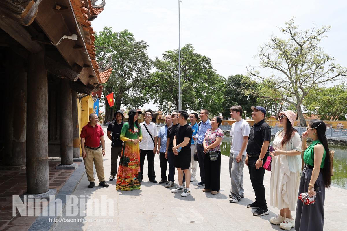 Đoàn famtrip tham quan, tìm hiểu kiến trúc Chùa Keo Hành Thiện (xã Xuân Hồng)