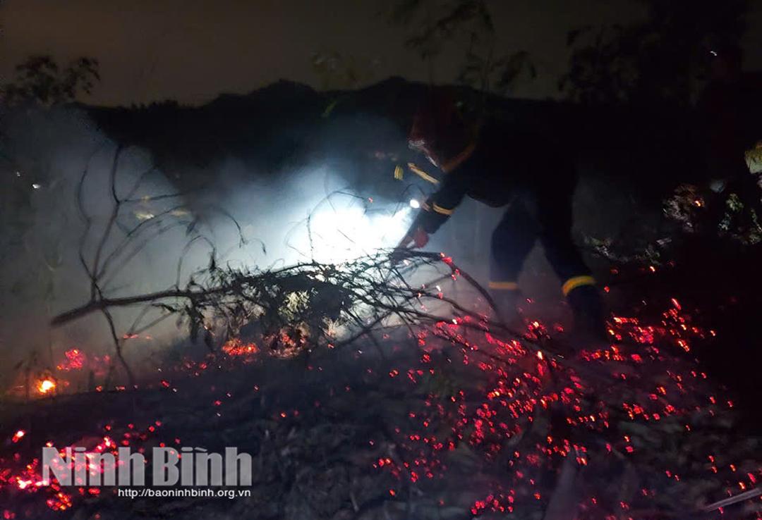 Cán bộ, chiến sĩ Đội Chữa cháy và Cứu nạn, cứu hộ khu vực Tân Thanh chữa cháy tại hiện trường.