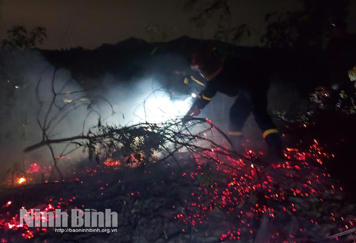 Cán bộ, chiến sĩ Đội Chữa cháy và Cứu nạn, cứu hộ khu vực Tân Thanh chữa cháy tại hiện trường.