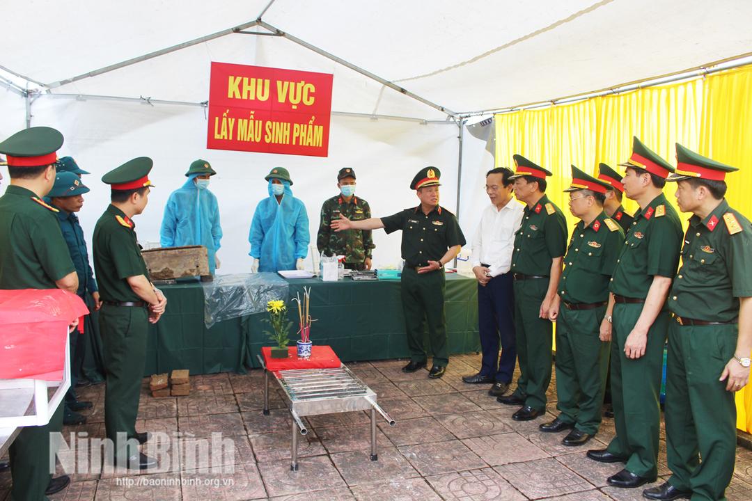 Đoàn công tác kiểm tra việc lấy mẫu hài cốt liệt sĩ tại Nghĩa trang Liệt sĩ Lê Hồ, phường Lê Hồ.