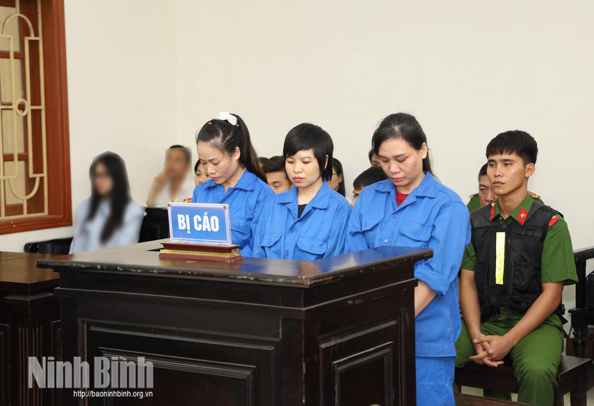 Các bị cáo Tống Thị Hồng, Nguyễn Thị Thu Hoài và Đinh Thị Hiên tại phiên xét xử.