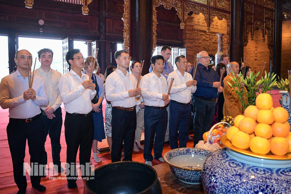 Đồng chí Lê Quốc Chỉnh, Phó Bí thư Tỉnh ủy, Chủ tịch HĐND tỉnh và Ngài Gerry Brownlee, Chủ tịch Quốc hội New Zealand dâng hương tại Điện Tam Thế, chùa Tam Chúc.