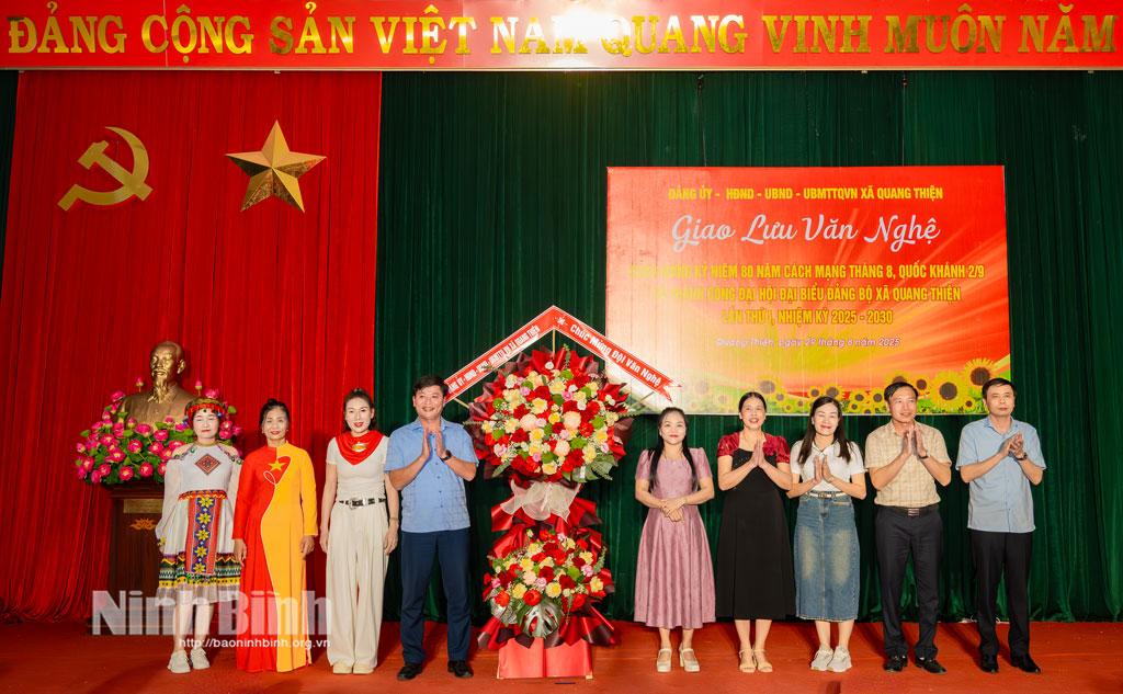 Lãnh đạo xã Quang Thiện tặng hoa chúc mừng buổi giao lưu văn nghệ.