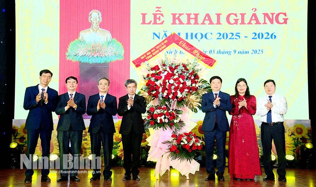 Đồng chí Trương Quốc Huy, Bí thư Tỉnh ủy, Trưởng Đoàn đại biểu Quốc hội tỉnh tặng hoa chúc mừng Trường Đại học Hoa Lư.