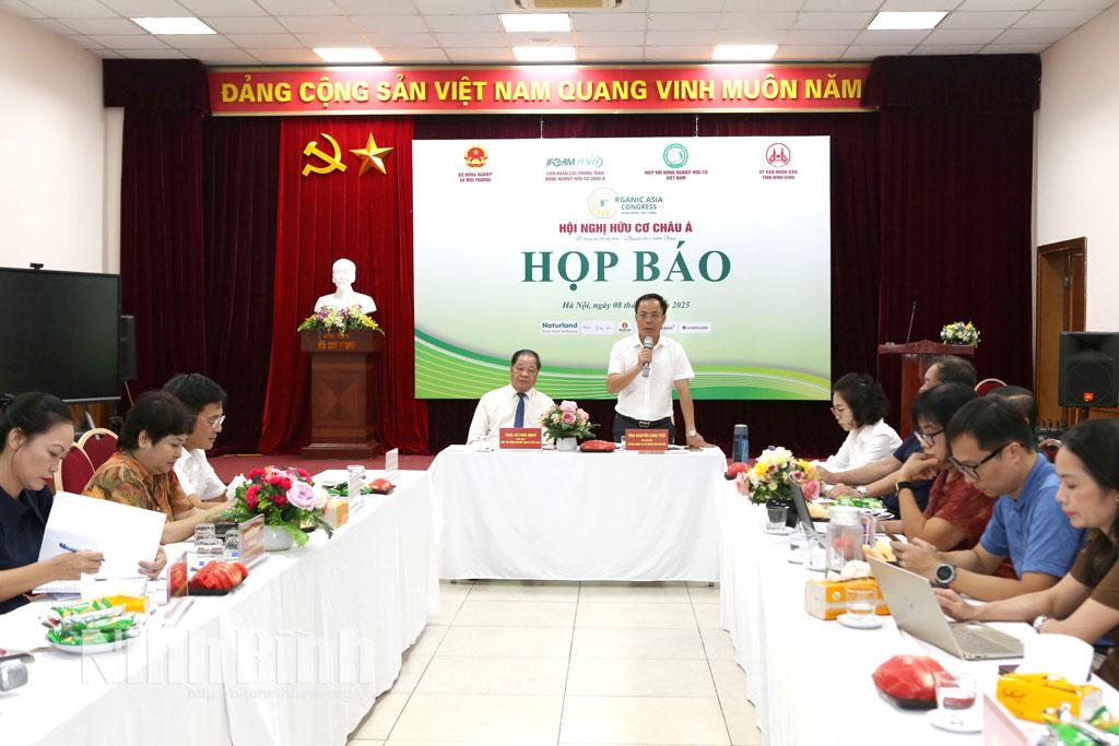 Các đại biểu tham dự buổi họp báo.