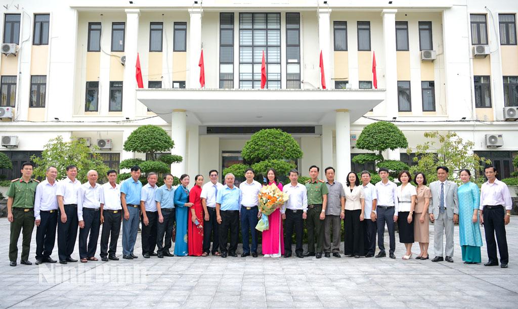 Các đồng chí lãnh đạo tỉnh chụp ảnh lưu niệm cùng Đoàn đại biểu là người Công giáo tiêu biểu của tỉnh đi dự Đại hội tại Hà Nội.