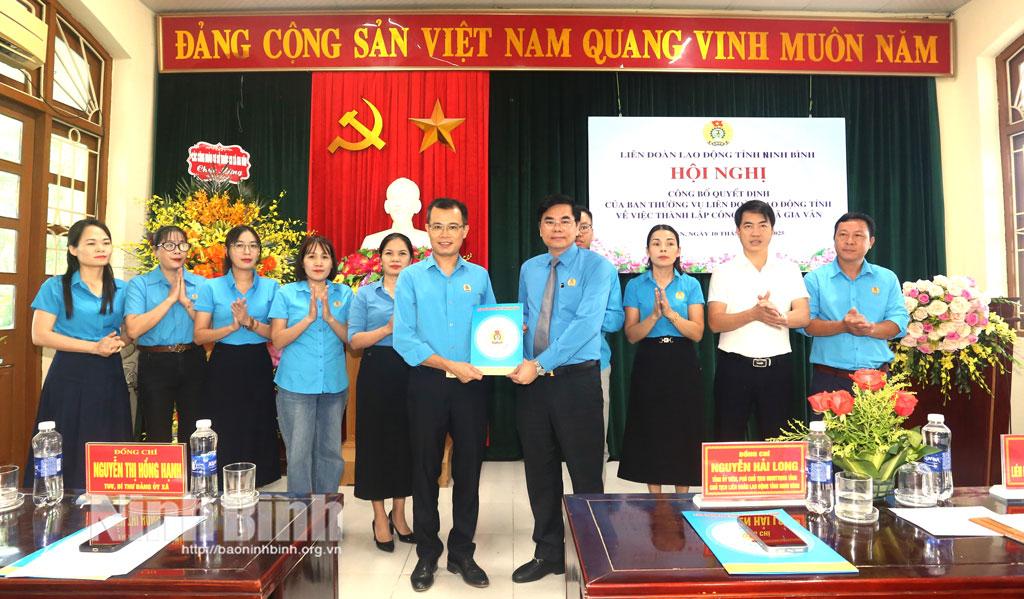 Đồng chí Nguyễn Hải Long, Tỉnh ủy viên, Phó Chủ tịch Ủy ban MTTQ Việt Nam tỉnh, Chủ tịch LĐLĐ tỉnh trao Quyết định thành lập Ban Chấp hành Công đoàn xã Gia Vân