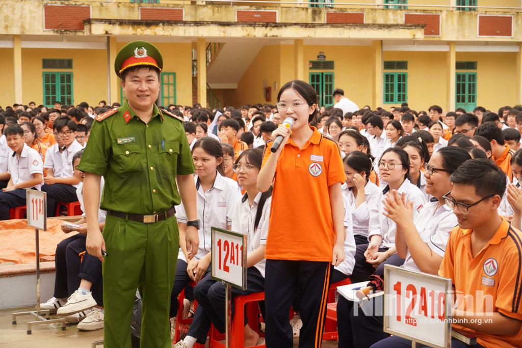 Cán bộ Công an phường Nam Định đặt các câu hỏi thiết thực thu hút học sinh tham gia tương tác.