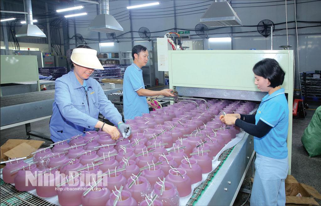 Sản xuất nến xuất khẩu của Công ty TNHH Hương phẩm West Coast, Khu công nghiệp Phúc Sơn, phường Đông Hoa Lư.