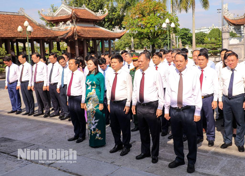 Các đồng chí Thường trực Tỉnh ủy và các đại biểu dâng hương tại Đền thờ 10 nữ liệt sĩ dân quân Lam Hạ.