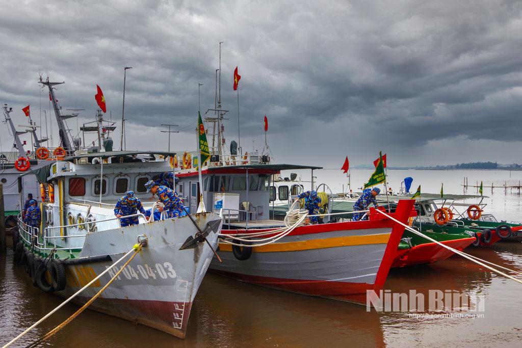Cán bộ chiến sỹ Hải đội 2 Ban Chỉ huy Bộ đội biên phòng tỉnh Ninh Bình săn sàng, phương tiện, lực lượng, tàu thuyền chống bão, ứng cứu khi có tình huống. xảy ra.
