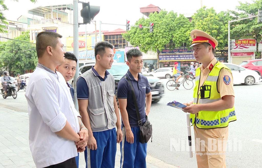 Lực lượng Cảnh sát giao thông Công an tỉnh tuyên truyền người dân nâng cao ý thức chấp hành pháp luật khi tham gia giao thông.