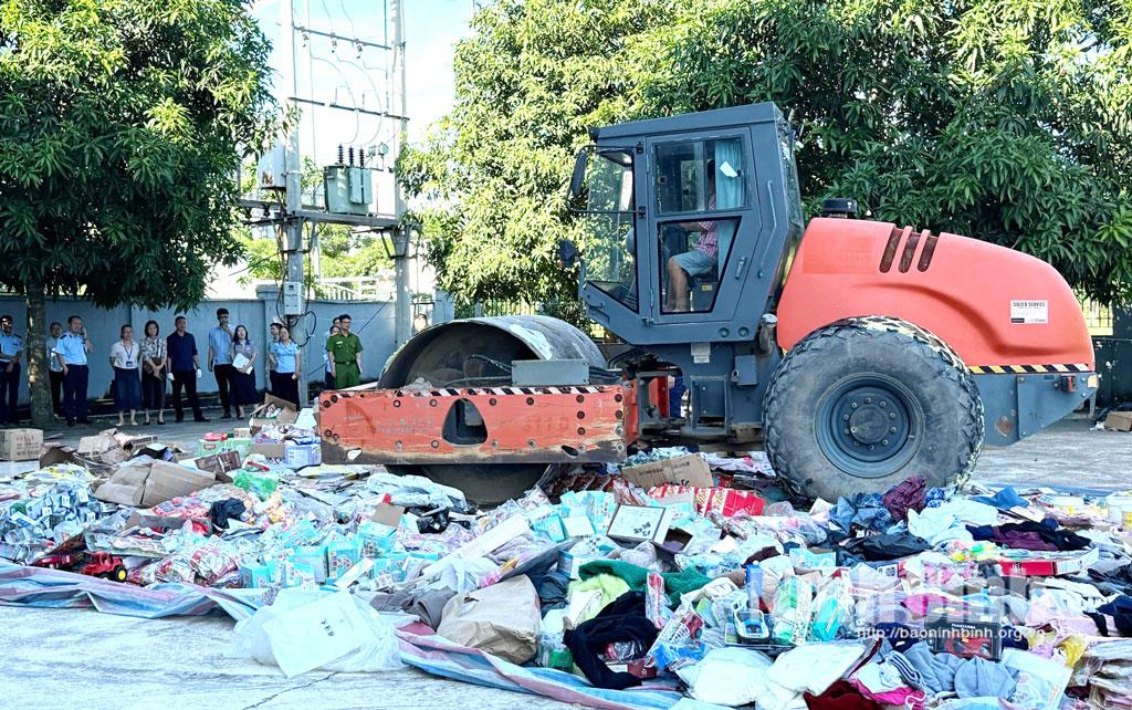 Lực lượng chức năng chứng kiến tiêu huỷ hàng hoá là tang vật vi phạm hành chính.