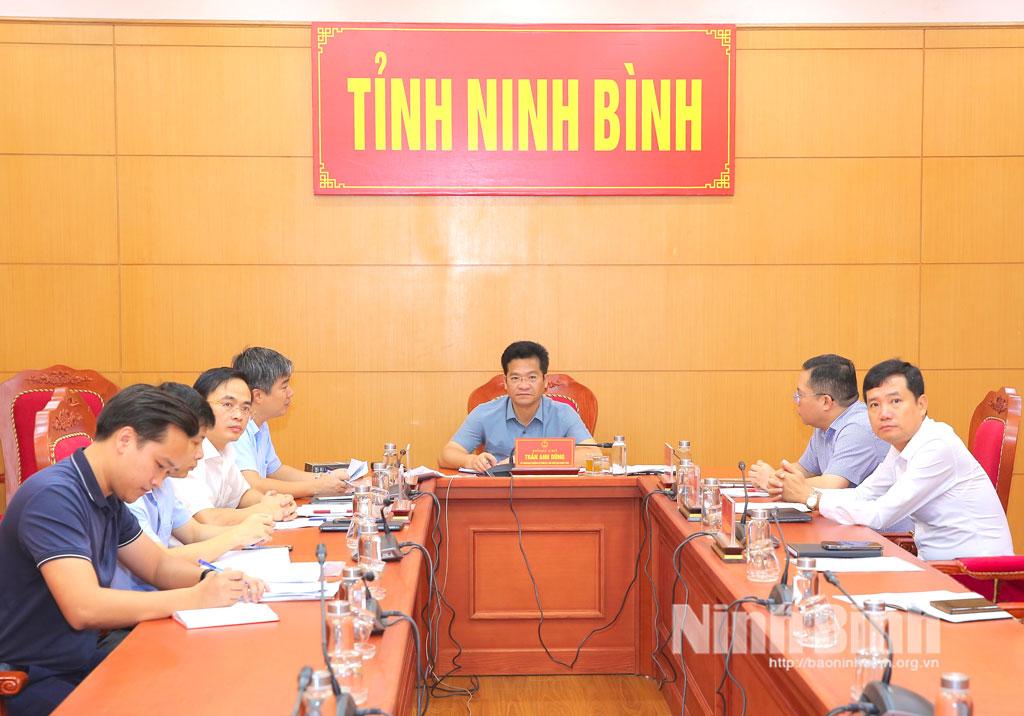 Các đồng chí lãnh đạo tỉnh và các sở , ngành dự hội nghị trực tuyến tại điểm cầu Ninh Bình.