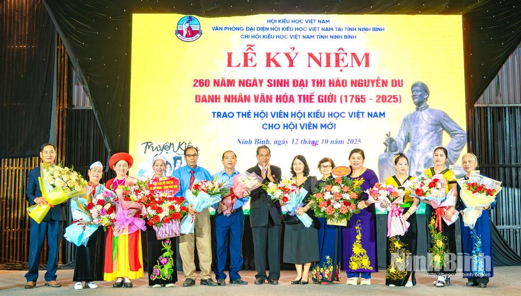 Tặng hoa chúc mừng lễ kỷ niệm 260 năm ngày sinh Đại thi hào Nguyễn Du Danh nhân văn hóa thế giới (1765 - 2025).
