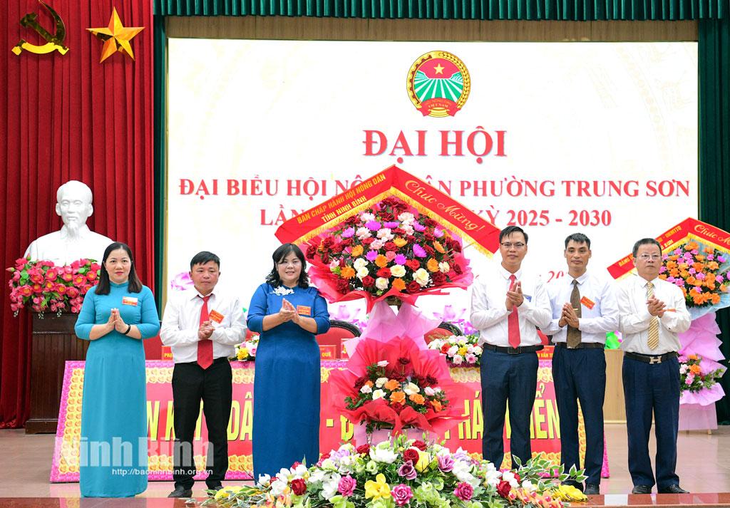 Đồng chí Hoàng Ngọc Chinh, Phó Chủ tịch Hội Nông dân tỉnh tặng hoa chúc mừng Đại hội.