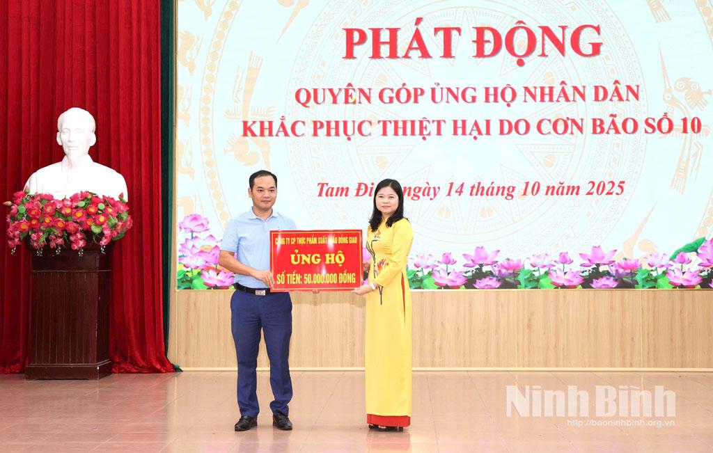 Đại diện Công ty Cổ phần thực phẩm xuất khẩu Đồng Giao trao 50 triệu đồng ủng hộ nhân dân bị ảnh hưởng do bão số 10 (Bualoi).