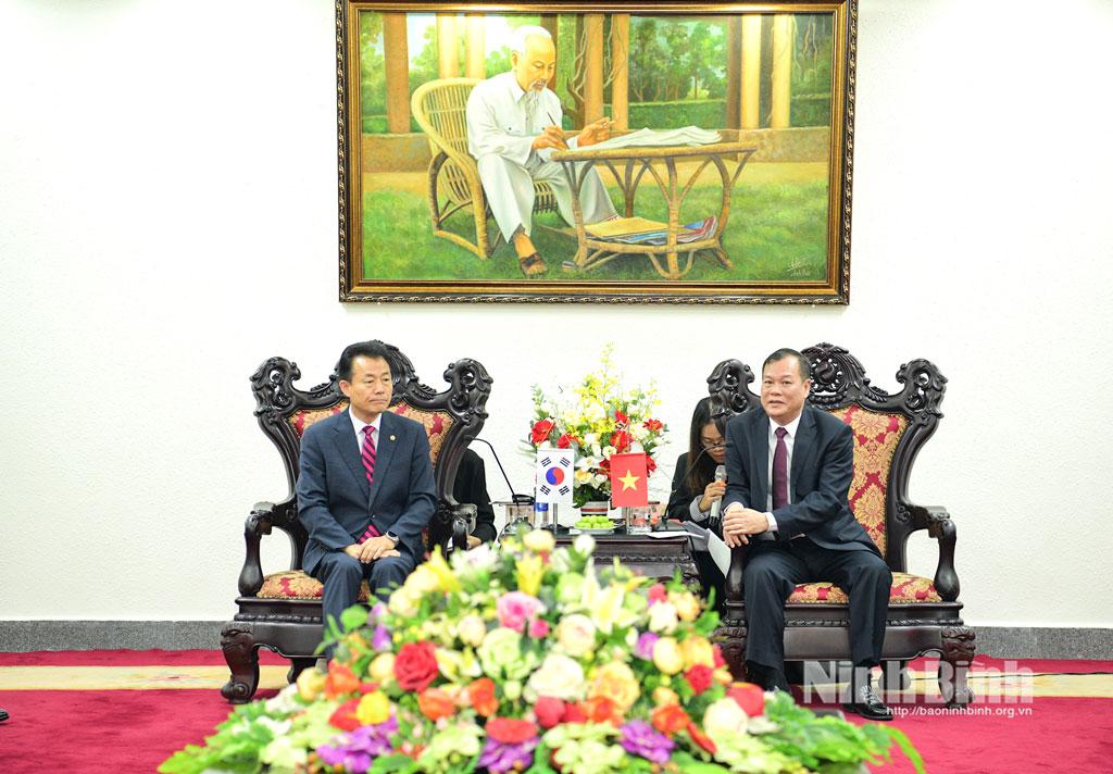 Đồng chí Lê Quốc Chỉnh, Phó Bí thư Tỉnh ủy, Chủ tịch HĐND tỉnh và ngài Kim Sung Soo, Ủy viên Ủy ban Xây dựng và Giao thông Hội đồng tỉnh Gyeonggi trao đổi thông tin.