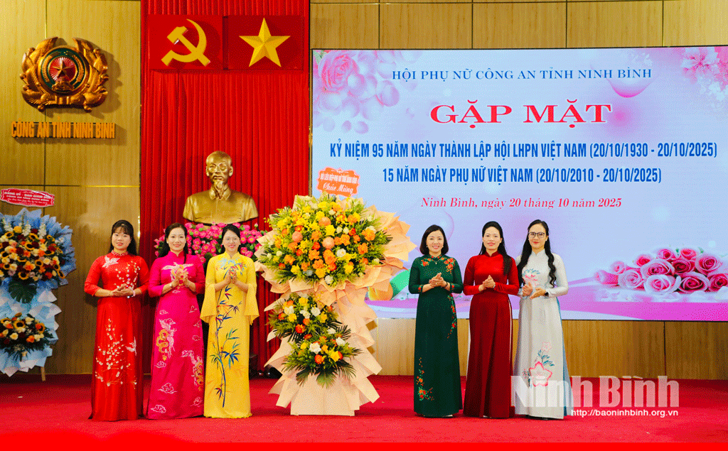 Đồng chí Đào Thị Hòa, Tỉnh ủy viên, Phó Chủ tịch Ủy ban MTTQ Việt Nam tỉnh, Chủ tịch Hội LHPN tỉnh tặng hoa chúc mừng Hội Phụ nữ Công an tỉnh.