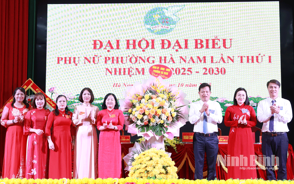Đồng chí Đỗ Hoàng Hải, Tỉnh ủy viên, Bí thư Đảng ủy, Chủ tịch HĐND phường Hà Nam tặng hoa chúc mừng Đại hội.