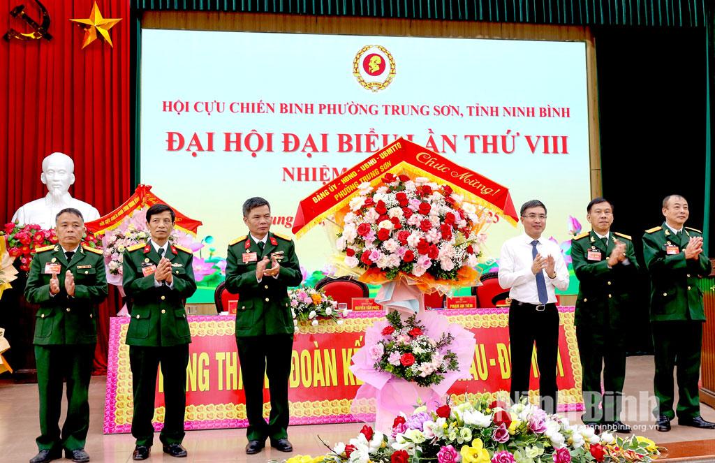 Thường trực Đảng ủy phường Trung Sơn tặng hoa chúc mừng Đại hội.