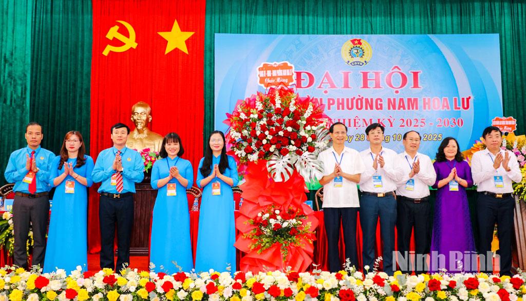 Lãnh đạo phường Nam Hoa Lư tặng hoa chúc mừng Đại hội.