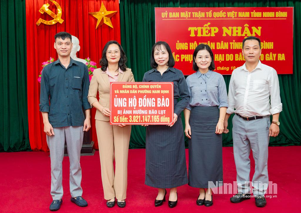 Đảng bộ, chính quyền và nhân dân phường Nam Định ủng hộ đồng bào bị ảnh hưởng bão lụt.