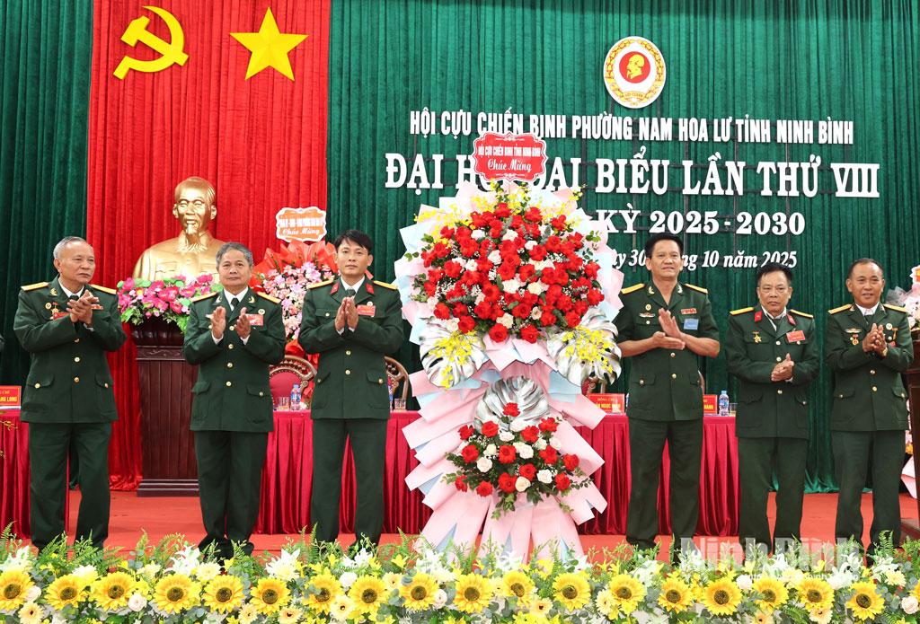 Lãnh đạo Hội Cựu chiến binh tỉnh tặng hoa chúc mừng Đại hội.