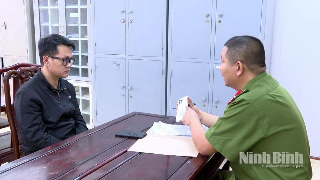 Đối tượng Đặng Thanh Bình cùng tang vật tại Cơ quan Công an.