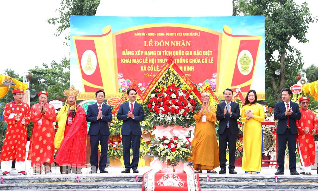 Đồng chí Đặng Xuân Phong, Ủy viên Trung ương Đảng, Bí thư Tỉnh ủy, Trưởng đoàn Đại biểu Quốc hội tỉnh tặng hoa chúc mừng Đảng bộ, Chính quyền và Nhân dân xã Cổ Lễ.