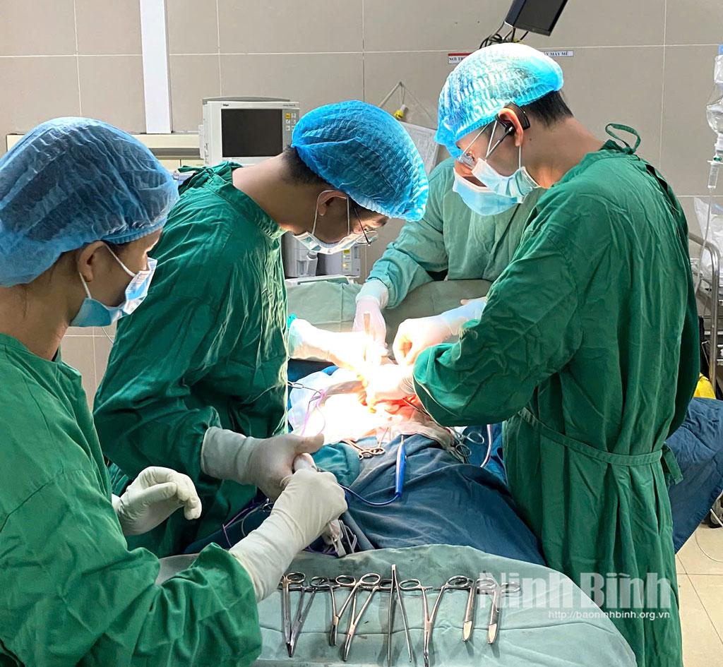 Ê-kíp phẫu thuật cắt khối tá tuỵ rất phức tạp cho người bệnh của Bệnh viện Đa khoa tỉnh Ninh Bình. Ảnh: Bệnh viện cung cấp