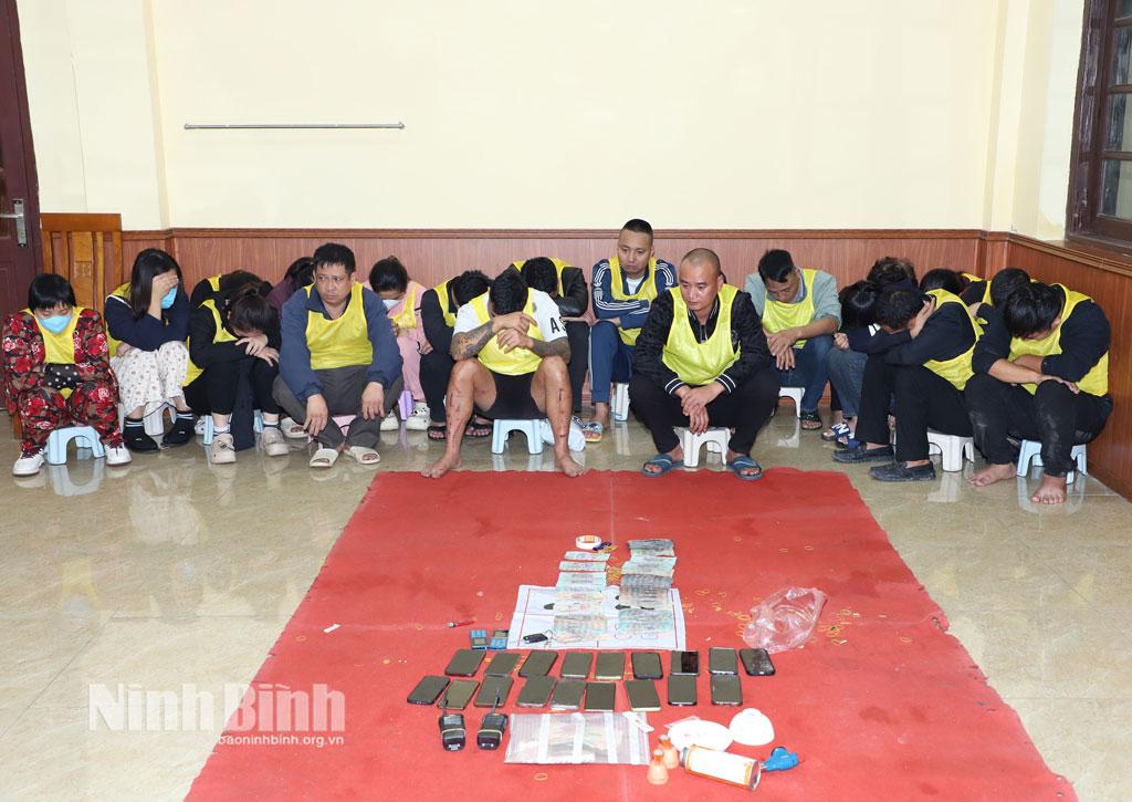 Cơ quan Công an bắt giữ các đối tượng.