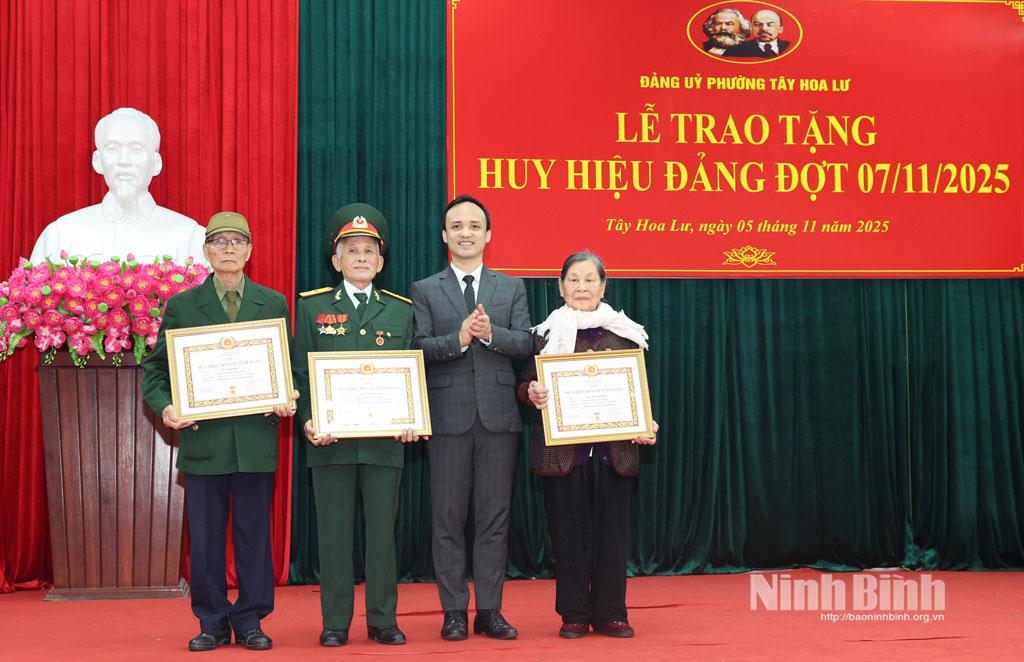 Đồng chí Cao Trường Sơn, Tỉnh ủy viên, Bí thư Đảng ủy phường Tây Hoa Lư trao Huy hiệu cho các đồng chí 60 năm tuổi Đảng.