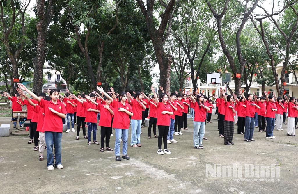 Tiết mục văn nghệ của học sinh Trường THCS Ninh Thắng tại buổi tuyên truyền.