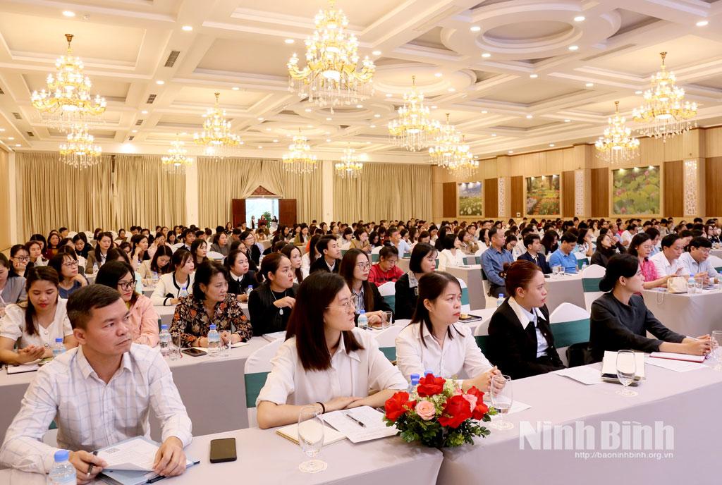 Các đại biểu dự hội nghị.