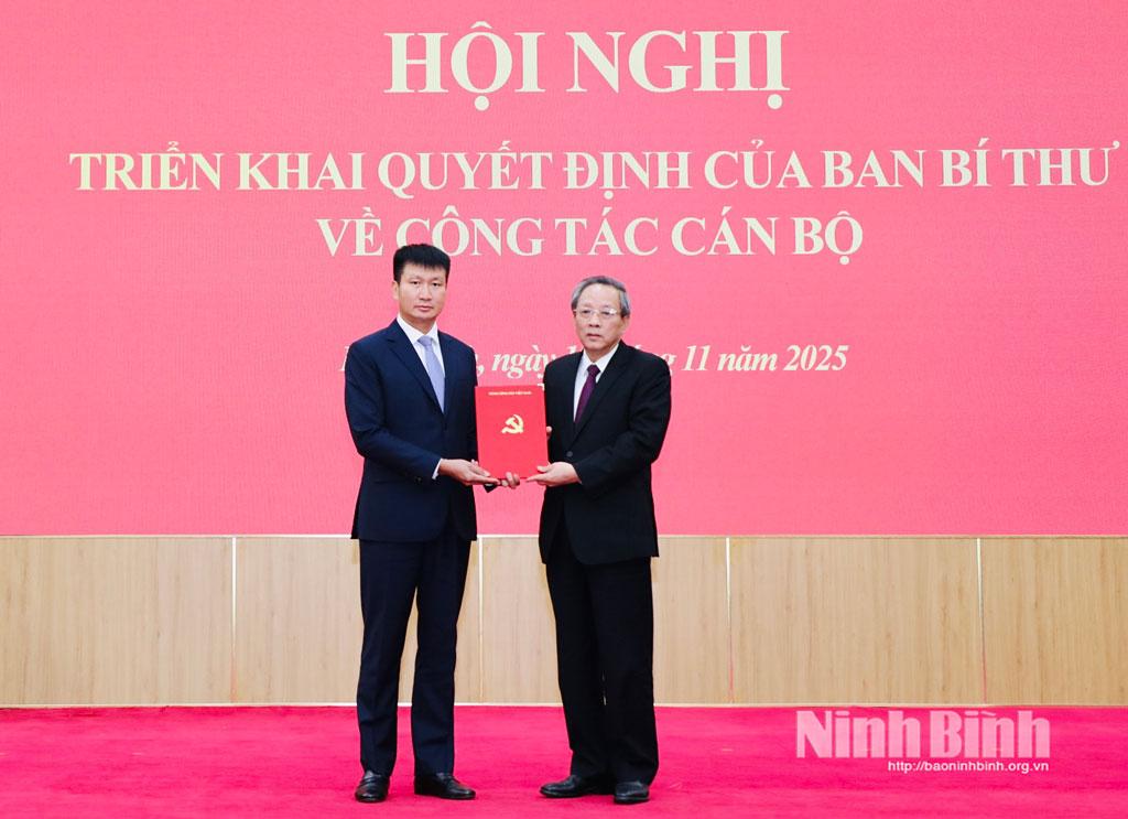 Đồng chí Hoàng Đăng Quang, Ủy viên Trung ương Đảng, Phó Trưởng Ban Thường trực Ban Tổ chức Trung ương trao Quyết định cho đồng chí Trần Huy Tuấn, Phó Bí thư Tỉnh ủy Ninh Bình.