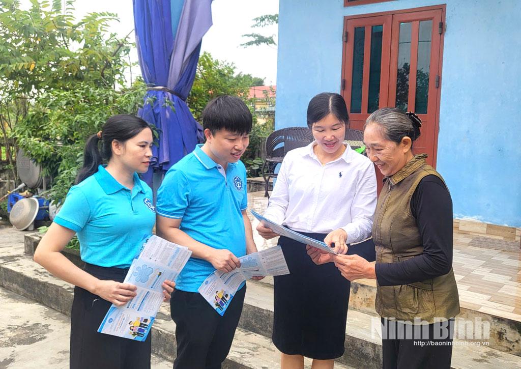 Thực hiện tuyên truyền, vận động người dân tham gia BHXH tự nguyện, BHYT tại xã Gia Trấn.